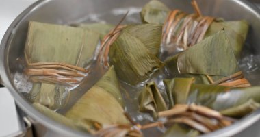 Bambu yapışkan pirinç köfte ile pişirin