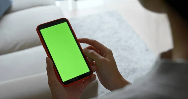 Kadın Elinde Yeşil Ekranlı Bir Cep Telefonu Tutuyor — Stok fotoğraf