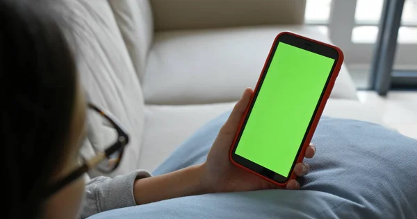 Kadın Cep Telefonu Ile Yeşil Perde Tutar — Stok fotoğraf