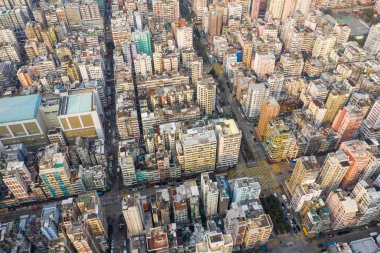 Sham Shui Po, Hong Kong - 19 Mart 2019: İnsansız hava aracı Hong Kong şehri üzerinde yukarıdan aşağıya görünümüyle uçuyor