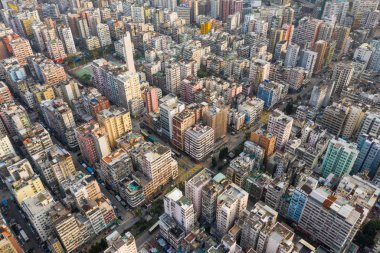 Sham Shui Po, Hong Kong - 18 Mart 2019: Drone Hong Kong üzerinde uçuyor