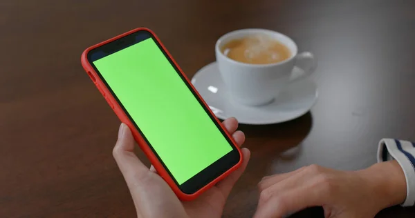 Yeşil Ekranlı Cep Telefonu Kullanan Kadın — Stok fotoğraf
