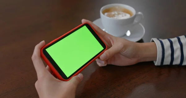 Yeşil Ekranlı Cep Telefonu Kullanan Kadın — Stok fotoğraf