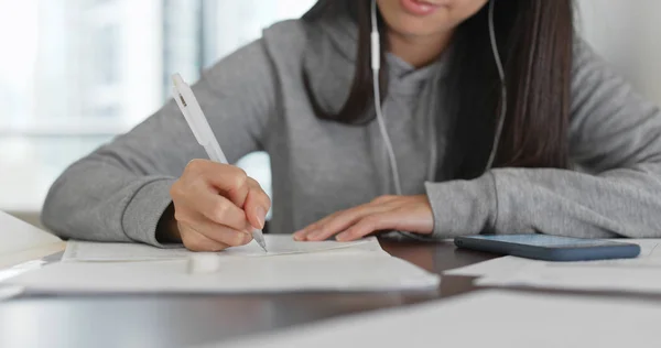 Kvinna Studie Papper Notera Med Mobiltelefon Hemma — Stockfoto