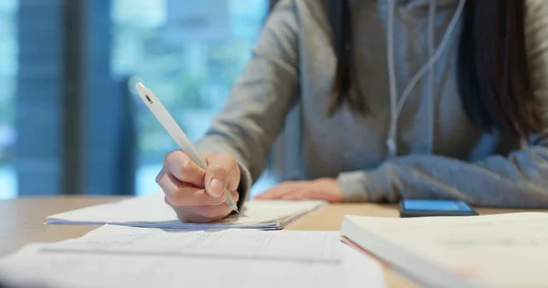 Vrouw Bestudeert Het Briefje Papier Bibliotheek — Stockfoto