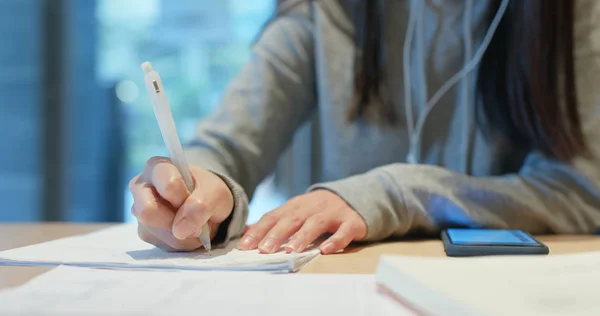 Mulher Escreve Nota Para Estudar Com Celular — Fotografia de Stock