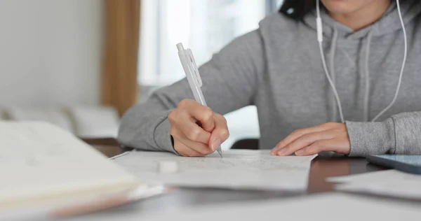 Mujer Tomar Nota Estudio Del Libro Casa — Foto de Stock