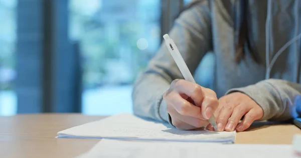 Vrouw Schrijft Het Briefje Bibliotheek — Stockfoto