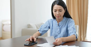 Kadın cep telefonu kullanımı günlük hayatın harcamalarını kaydediyor