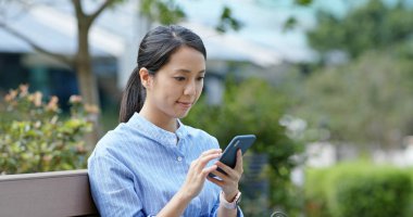 Parkta kadın cep telefonu kullanımı