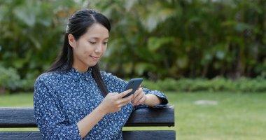 Parkta kadın cep telefonu kullanımı