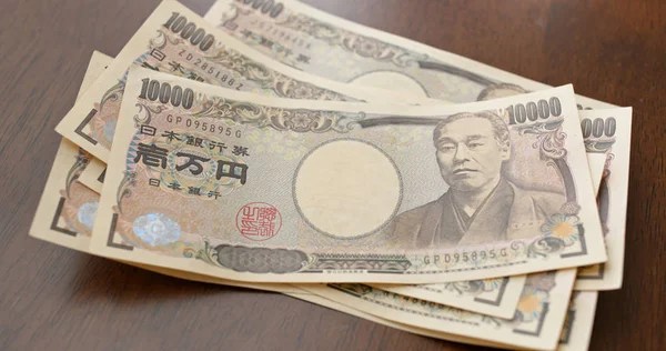 Licząc japoński banknot jenowy — Zdjęcie stockowe