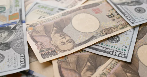 Billets en yens japonais et en dollars américains — Photo