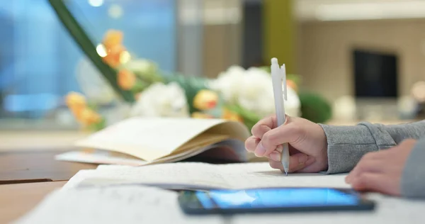 Γυναίκα Μελετήσει Σημείωμα Χαρτί Κινητό Τηλέφωνο Στη Βιβλιοθήκη — Φωτογραφία Αρχείου