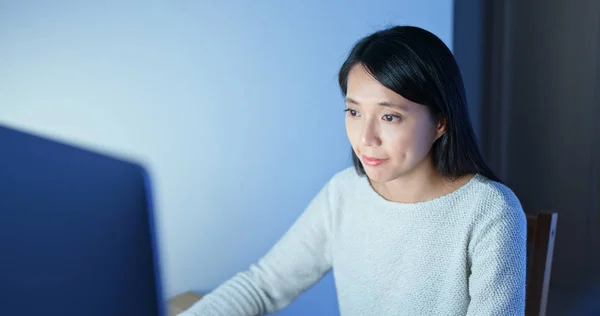 Frau Arbeitet Abends Computer Hause — Stockfoto