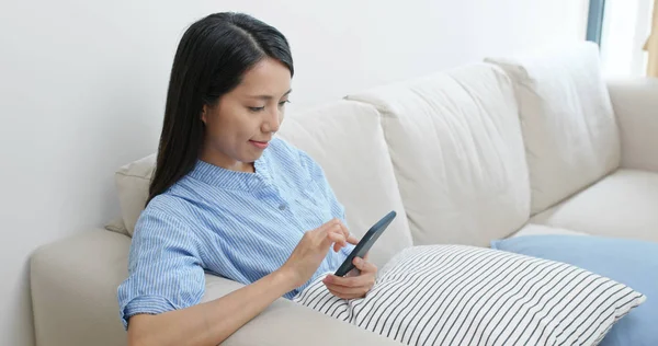 Žena Použití Mobilního Telefonu Doma — Stock fotografie