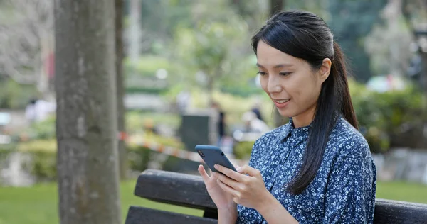 Woman Use Mobile Phone Park — Stock Photo, Image