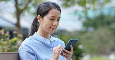 Parkta kadın cep telefonu kullanımı