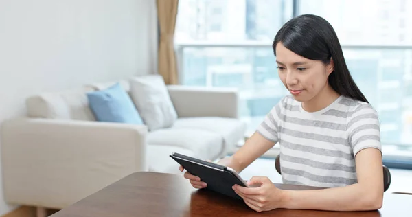 Mujer Leer Ordenador Casa — Foto de Stock