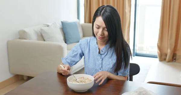 Woman Eat Cereal Breakfast Home — 스톡 사진