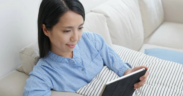 Mulher Assistir Computador Tablet — Fotografia de Stock