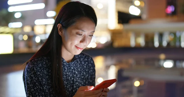 Mujer Leer Smartphone Ciudad Por Noche —  Fotos de Stock