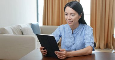 Evde tablet bilgisayar ev hanımı kullanımı