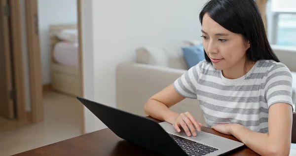 Vrouw Werken Computer Thuis — Stockfoto