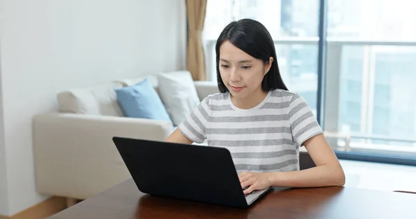 Vrouw Werken Computer Thuis — Stockfoto