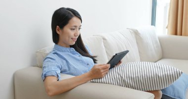 Kadın göz evde tablet bilgisayar