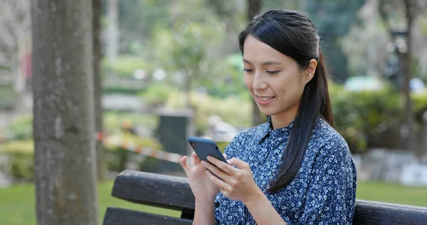 Mujer Uso Del Teléfono Móvil Parque —  Fotos de Stock