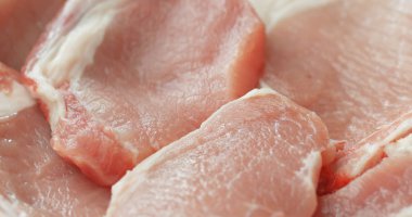 Taze çiğ domuz pirzolası