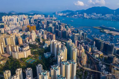 Kowloon Bay, Hong Kong - 25 Nisan, 2019: Hong Kong şehrinin havadan görünümü