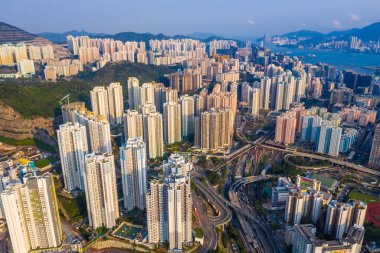 Kowloon Bay, Hong Kong - 25 Nisan 2019: Drone Hong Kong şehri üzerinde uçuyor