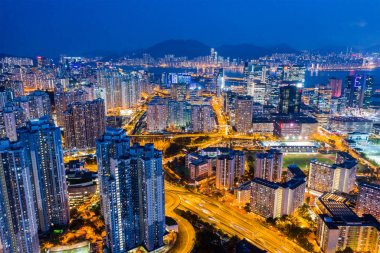 Kowloon Bay, Hong Kong - 25 Nisan, 2019: Hong Kong şehrinin gece havadan görünümü