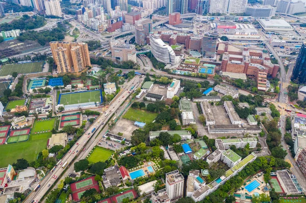 Hung Hom, Hong Kong - 21 Nisan 2019: Drone Hong Kong şehri üzerinde uçuyor