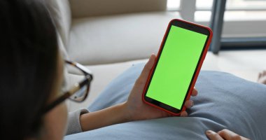 Cep telefonu kroma anahtar ekranlı kadın