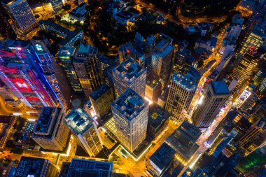 Merkez, Hong Kong - 29 Nisan 2019: Drone gece Hong Kong şehir merkezi üzerinde uçmak