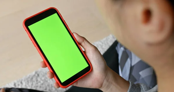 Yeşil Ekranlı Cep Telefonu Olan Bir Kadın — Stok fotoğraf