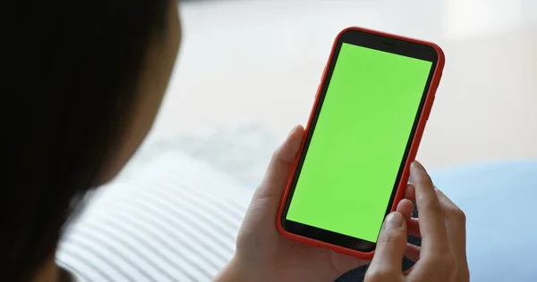 Frau Hielt Mit Handy Mit Chroma Schlüssel Hause — Stockfoto