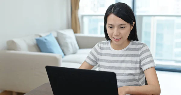 Frau Arbeitet Hause Computer — Stockfoto