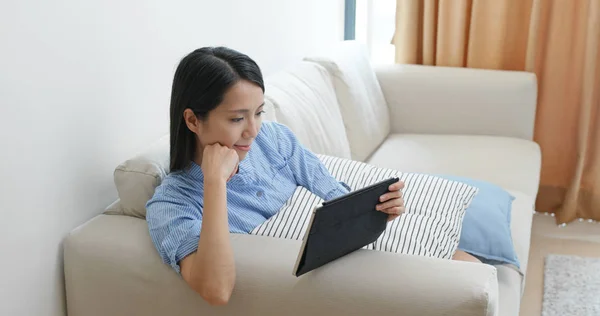 Mulher Assistir Computador Tablet Casa — Fotografia de Stock