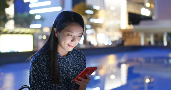 Mulher Ler Telefone Celular Cidade Noite — Fotografia de Stock