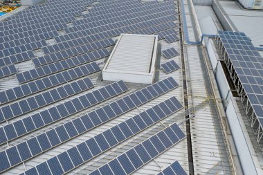 Çatı üst binasında güneş enerjisi santrali