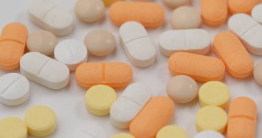 İlaç hapları yığını yakın