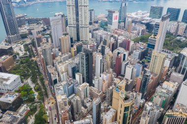 Tsim Sha Tsui, Hong Kong - 21 Nisan 2019: Drone Hong Kong üzerinde uçuyor