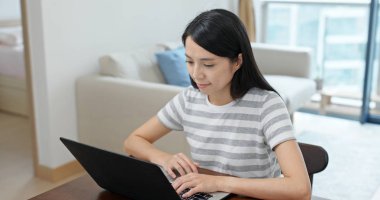 Asyalı kadın iş evde bilgisayar üzerinde