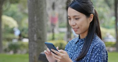 Parkta kadın cep telefonu kullanımı