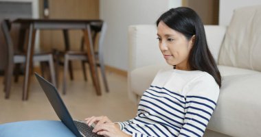 Kadınlar evde bilgisayarla çalışıyorlar.