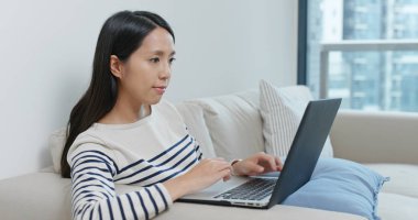 Kadınlar evde bilgisayarla çalışıyorlar.